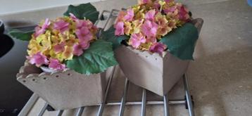 2 grijze terracotta potjes met kunstbloemen. beschikbaar voor biedingen