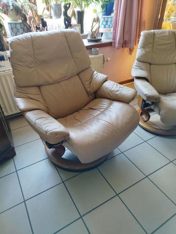 TWEE LEDEREN DESIGNFAUTEUILS beschikbaar voor biedingen