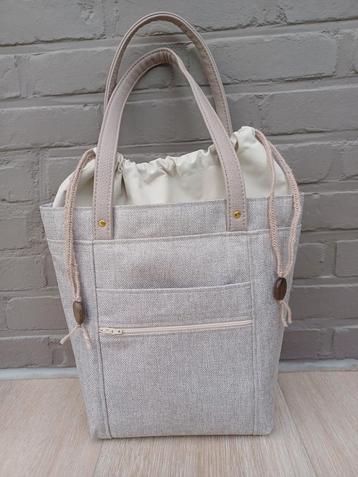 Beige handtas 26 op 20 op 13 cm. Handgemaakt beschikbaar voor biedingen