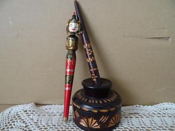 Vintage Indonesische houten schrijfpen pennen met standaard beschikbaar voor biedingen
