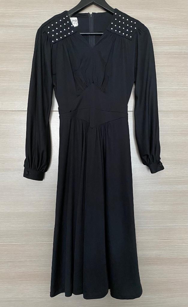 Zwarte jurk John Charles maat 36, Kleding | Dames, Jurken, Zo goed als nieuw, Maat 36 (S), Zwart, Onder de knie, Verzenden