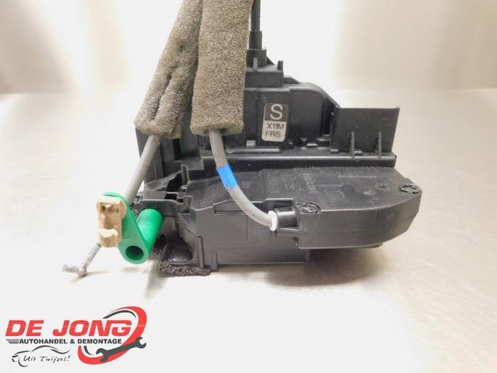 Serrure portière mécanique 2portes droite d'un Nissan NV20, Autos : Pièces & Accessoires, -, 3 mois de garantie, Utilisé, -