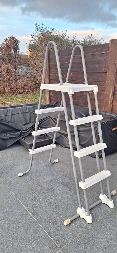 Échelle de piscine avec marches escamotables, Jardin & Terrasse, Accessoires de piscine, Utilisé, Échelle, Enlèvement