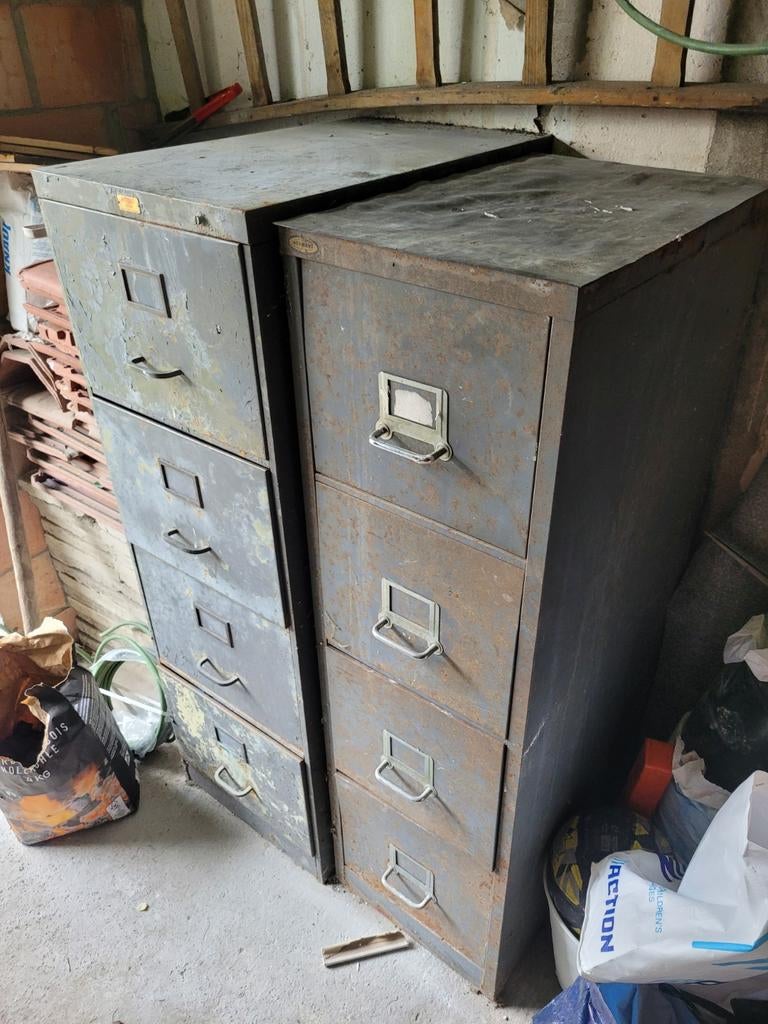 2 grote metalen garderobekasten, Ophalen