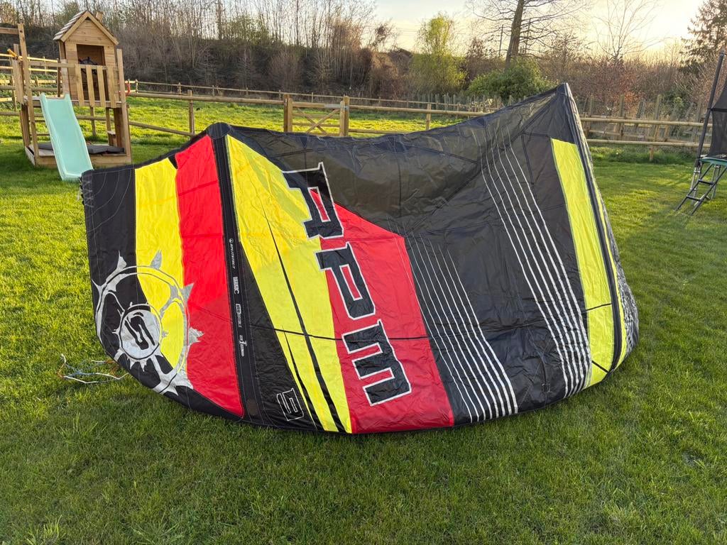 Slingshot RPM kite 9m, Sports nautiques & Bateaux, Kitesurf, Enlèvement, Utilisé, 9 m², Ensemble de kite