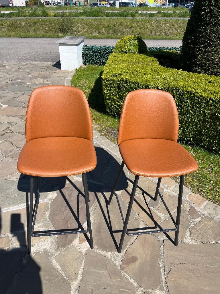 2 moderne barstoelen in cognac kunstleder, Ophalen, Zo goed als nieuw, Metaal
