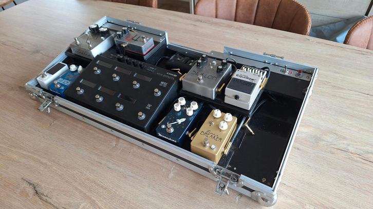 Complete pedalboard, Musique & Instruments, Effets, Comme neuf, Chorus, Delay ou Écho, Distortion, Overdrive ou Fuzz, Reverb, Volume