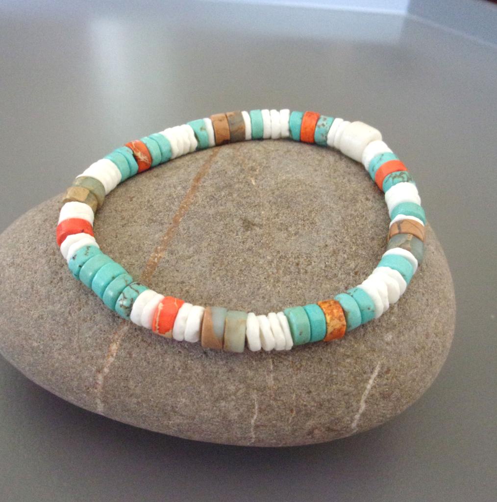 Surferarmband man of vrouw in turkoois, jaspis en parelmoer, Handtassen en Accessoires, Armbanden, Nieuw, Elastiek, Wit, Met bedels of kralen