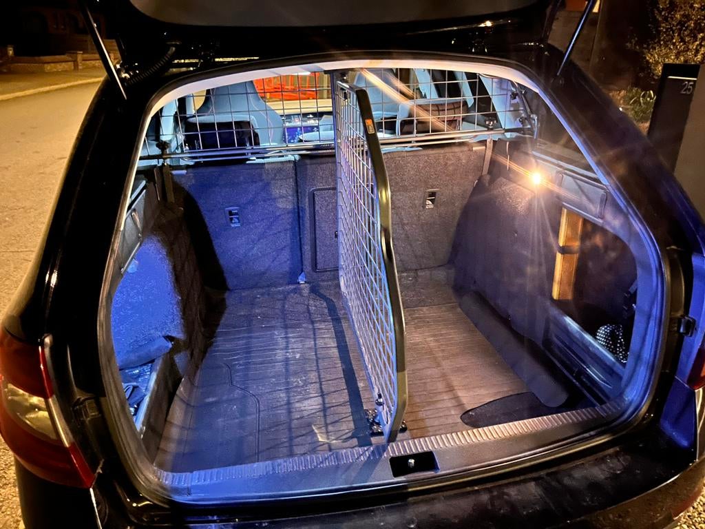 Skoda octavia model 2017-2020 scheidingswand en hondenrek, Auto diversen, Bagagerekken, Ophalen, Zo goed als nieuw