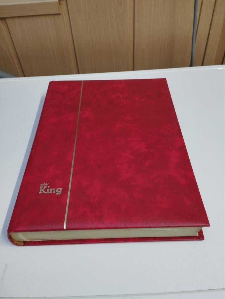Een dikpostzelboek kleur licht rood van merk king een leeg b, Ophalen