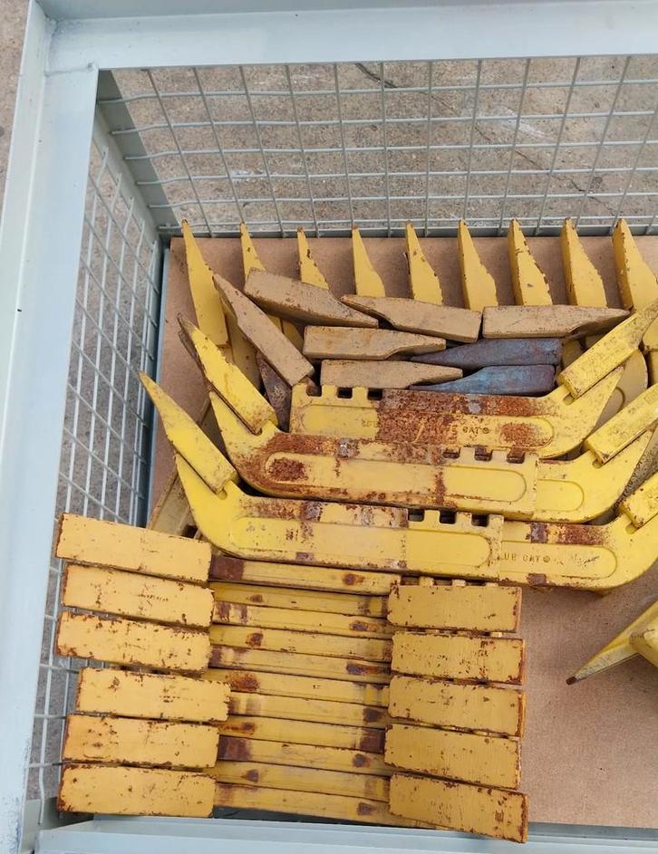 Caterpillar Original grader scarifier shanks / tips and lock, Zakelijke goederen, Machines en Bouw | Onderdelen