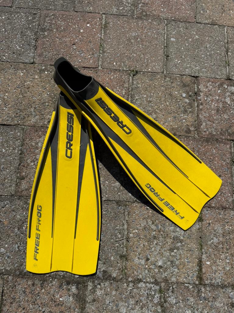 Geel + zwarte zwemvliezen Cressi Free Frog, Watersport en Boten, Duiken, Ophalen of Verzenden, Zo goed als nieuw, Zwem- of Duikvliezen