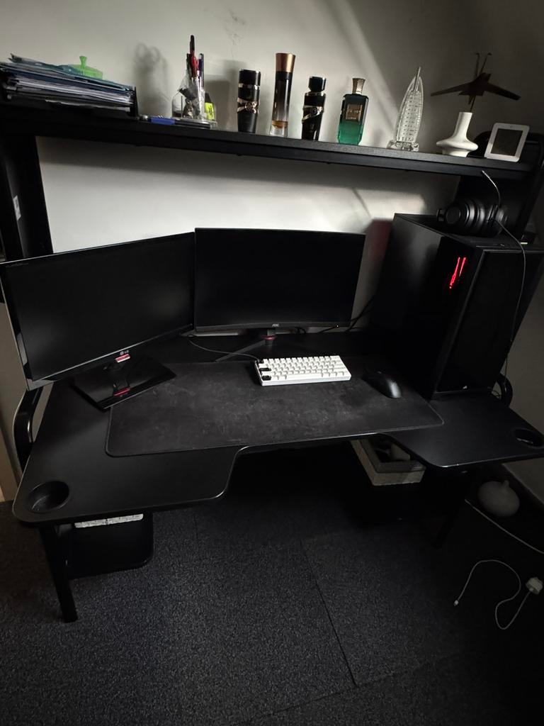 Gamebureau 140/185x74x146 cm, Huis en Inrichting, Bureaus, Ophalen, Zwart, Zo goed als nieuw, IKEA
