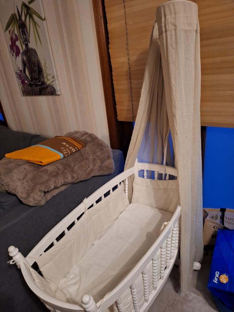 Babywiegje met zelf nieuw bijgekochte staander met gordijn, Kinderen en Baby's, Babywiegjes en Ledikanten, Ophalen