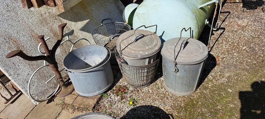 Galvanise vuilbakken kuipen aardappelmanden, Ophalen