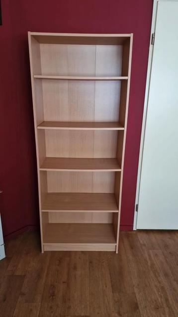 Boekenkast beschikbaar voor biedingen