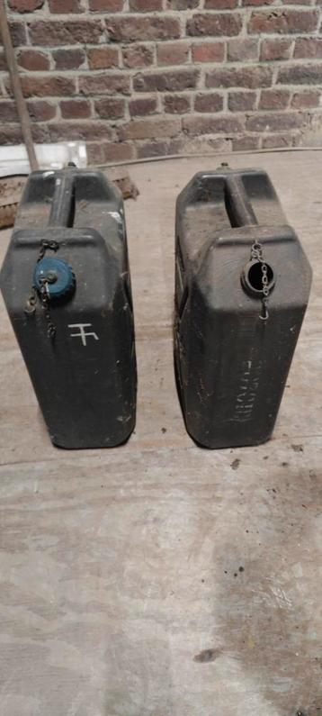 2 jerrycanes abl water eau  beschikbaar voor biedingen