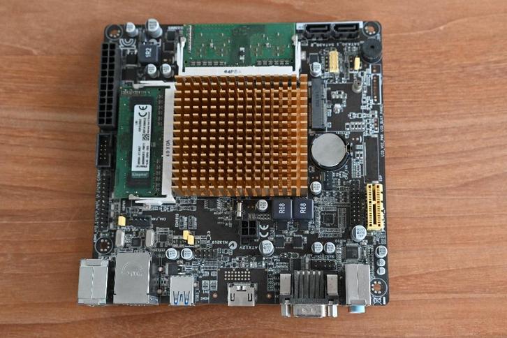 Moederbord, CPU Celeron J1900, 4GB RAM Asus J1900I-C, Computers en Software, Moederborden, Zo goed als nieuw, Intel, DDR3, Ophalen of Verzenden