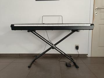 Digitale Piano Fazley met pedaal en onderstel beschikbaar voor biedingen