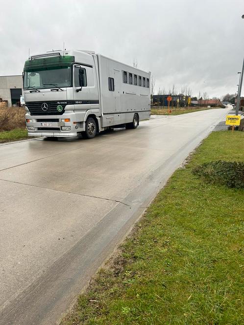 Paardenvrachtwagen 6 paarden, Auto's, Vrachtwagens, Particulier, Zetelverwarming, Mercedes-Benz, Diesel, Automaat, Ophalen