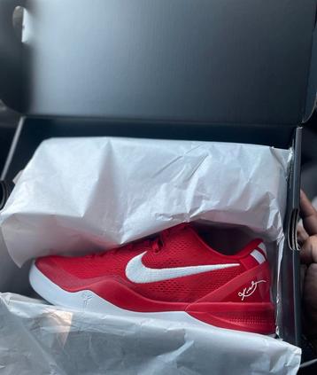 Kobe Protro 8 University Red NIEUW ! beschikbaar voor biedingen