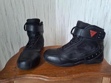 Chaussures moto noires disponible aux enchères