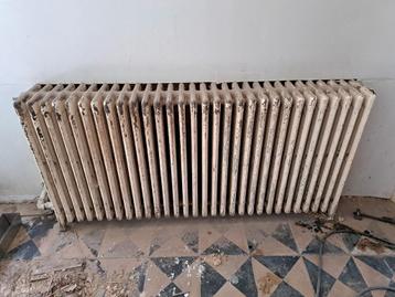 Ancien Long radiateur en fonte sur pied  beschikbaar voor biedingen