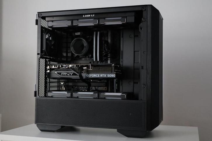 High End Computer RTX 5090 / DDR5 / R7 9800X3D, Computers en Software, Desktop Pc's, Zo goed als nieuw, SSD, Gaming, Ophalen of Verzenden