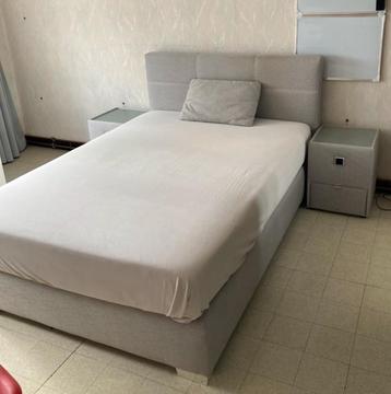 Boxspring 140x200 met twee nachtkastjes beschikbaar voor biedingen