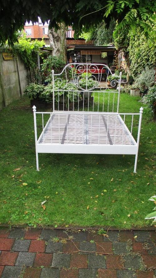 Compleet wit metalen bed van Ikea, Huis en Inrichting, Slaapkamer | Bedden, Zo goed als nieuw, Tweepersoons, 140 cm, 200 cm, Metaal