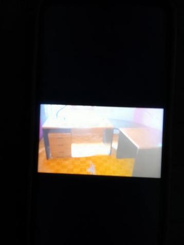 Bureau in L vorm met stoel . beschikbaar voor biedingen