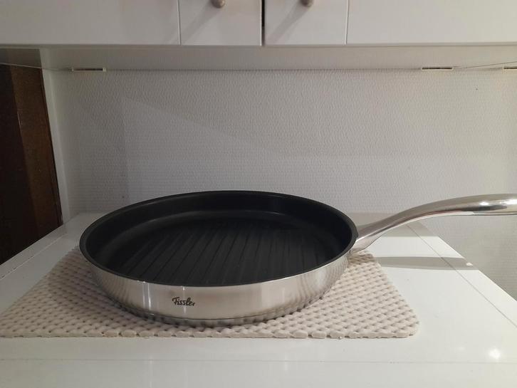 NIEUW - FISSLER 28 cm roestvrijstalen grillpan met boekje, Huis en Inrichting, Keuken | Potten en Pannen, Nieuw, Koekenpan of Braadpan