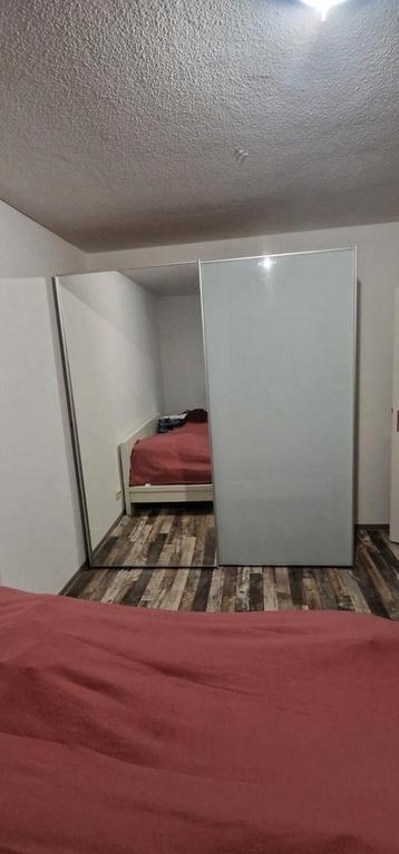 Garde robe 2portes coulissante + Miroir.200cm.... disponible aux enchères