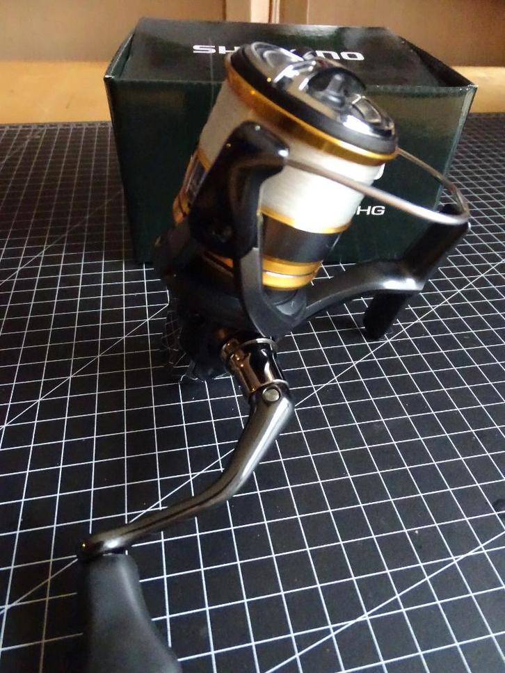 Shimano Sahara 2500SHG (exemplaar 2), Watersport en Boten, Hengelsport | Algemeen, Zo goed als nieuw, Molen, Ophalen of Verzenden