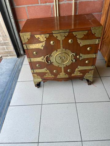 Petite armoire élégante Armoire en bois massif beschikbaar voor biedingen
