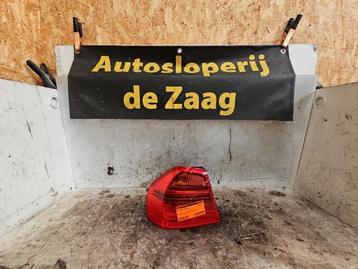 Achterlicht links van een BMW 3-Serie beschikbaar voor biedingen