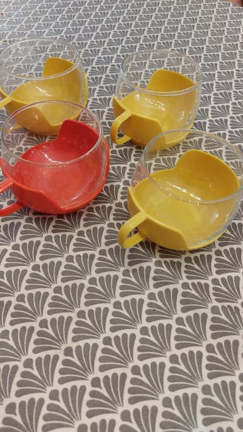 Vier kopjes in hun gele en oranje plastic bekerhouder, Antiek en Kunst, Curiosa en Brocante, Ophalen of Verzenden