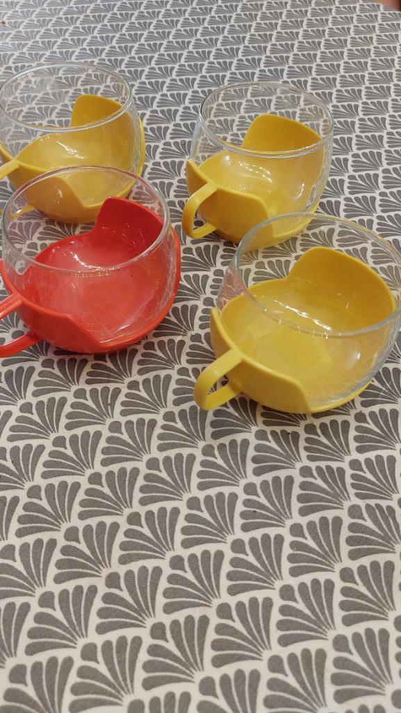 Vier kopjes in hun gele en oranje plastic bekerhouder, Antiek en Kunst, Curiosa en Brocante, Ophalen of Verzenden