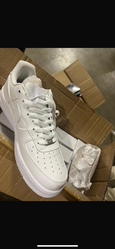 Witte Sneakers – Nieuw in Doos, Sport en Fitness, Basketbal, Zo goed als nieuw, Verzenden