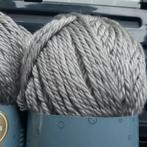 2 grosses pelotes de laine Action gris/beige brillantes, Hobby & Loisirs créatifs, Tricot & Crochet, Comme neuf, Enlèvement