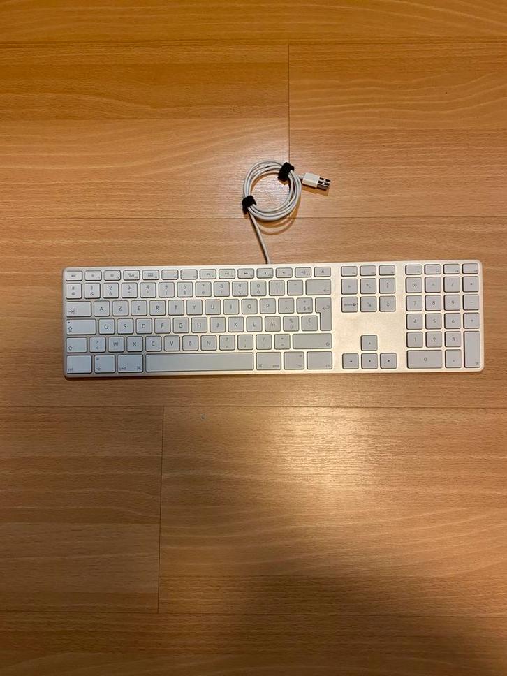 Apple bedraad toetsenbord A1234 - AZERTY, numeriek, Computers en Software, Toetsenborden, Zo goed als nieuw, Azerty, Bedraad, Ophalen