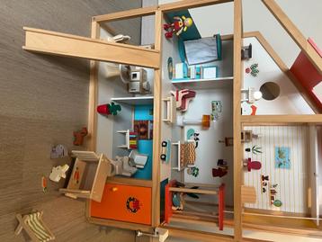 Poppenhuis met nieuwe extra meubels beschikbaar voor biedingen