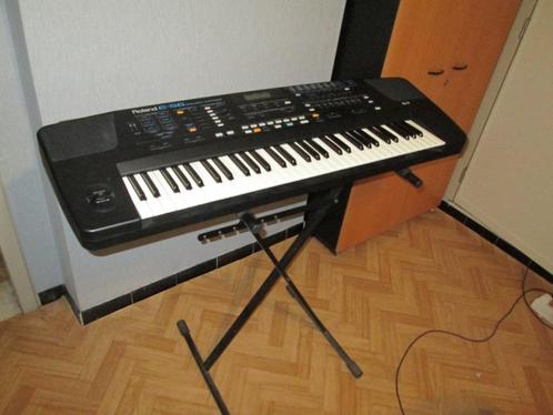 Roland E56 keyboard + staander, Muziek en Instrumenten, Keyboards, Gebruikt, 61 toetsen, Roland, Aanslaggevoelig, Met standaard