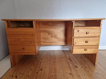 Houten bureau beschikbaar voor biedingen
