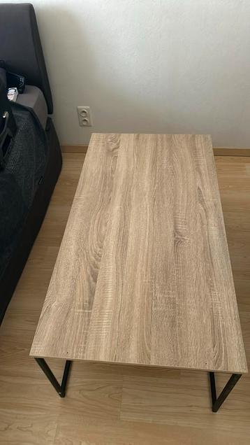 Salon tafel beschikbaar voor biedingen