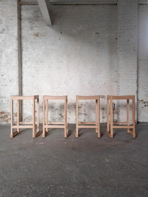 Artek Atelier/Bar Krukken Hout (4 STUKS BESCHIKBAAR), Huis en Inrichting, Barkrukken, Zo goed als nieuw, 60 tot 90 cm, Hout, 2 krukken