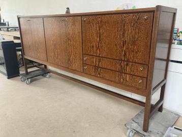 brutalistische vintage wenge dressoir beschikbaar voor biedingen