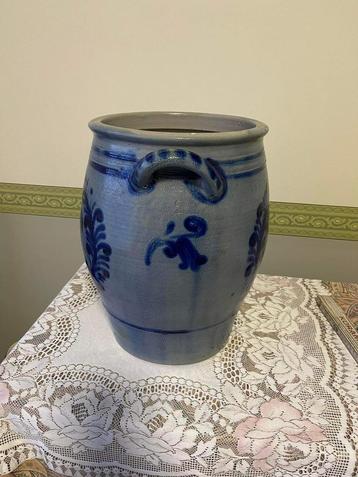 grote keramische blauwe pot met 2 handvaten beschikbaar voor biedingen
