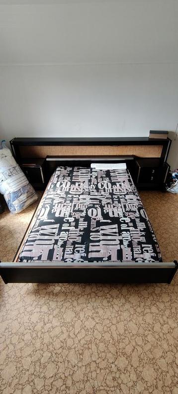 Zwarte bed met Ladebodem en kasten beschikbaar voor biedingen