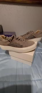 TAUPE GRIJZE SNEAKERS MET STRASS-STUDS, Beige, LOUISA, Ophalen of Verzenden, Zo goed als nieuw